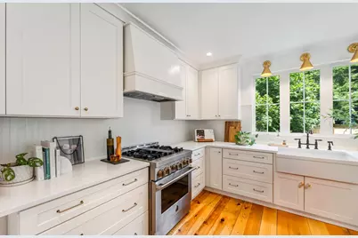 31 Collins St, Newburyport, MA 01950 - Photo 8