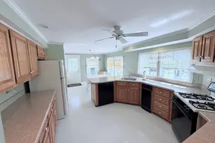 31 Trailwood Dr, Bridgewater, MA 02324 - Photo 6