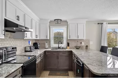 22 Connecticut Ave, Middletown, RI 02842 - Photo 2