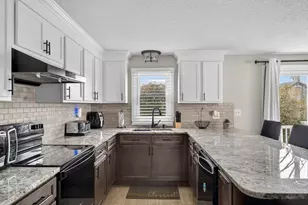 22 Connecticut Ave, Middletown, RI 02842 - Photo 2