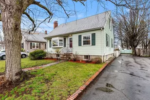 22 Bolton St, Reading, MA 01867 - Photo 2