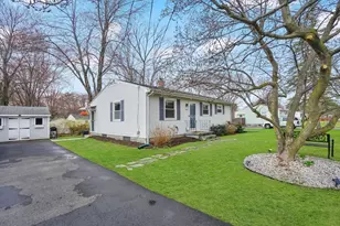 134 Newhouse St, Springfield, MA 01118 - Photo 2