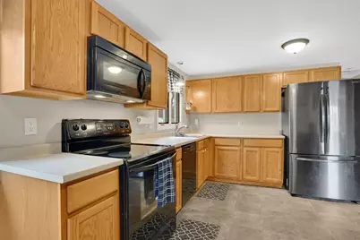 134 Newhouse St, Springfield, MA 01118 - Photo 6