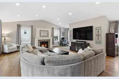 206 Russell St, Woburn, MA 01801 - Photo 6