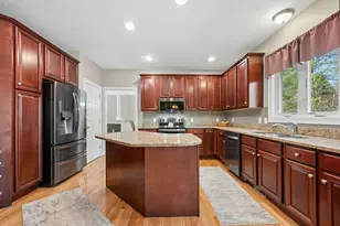 320 Lincoln Cir, Northbridge, MA 01534 - Photo 12