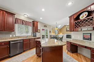 320 Lincoln Cir, Northbridge, MA 01534 - Photo 8