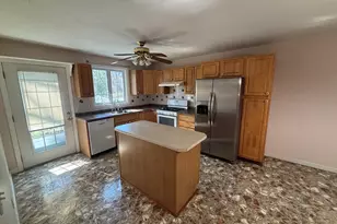 107 Apple Creek Ln, Fall River, MA 02720 - Photo 4