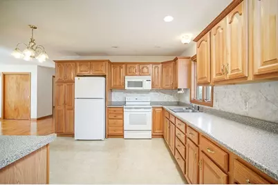 62 Parenteau Ct, Chicopee, MA 01020 - Photo 8