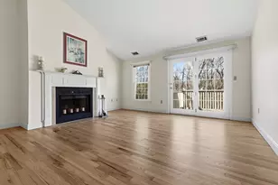 25 Essex Green Ln, Peabody, MA 01960 - Photo 10