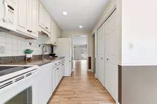 25 Essex Green Ln, Peabody, MA 01960 - Photo 20