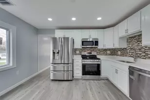 101 Laurie Ln, Lowell, MA 01854 - Photo 8
