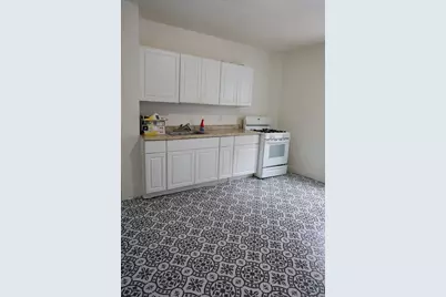 27 Shaw St, Lowell, MA 01851 - Photo 6