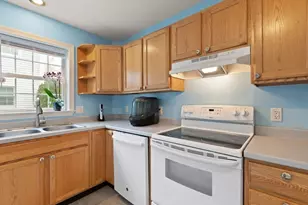 13 Dexter St, North Attleboro, MA 02760 - Photo 8