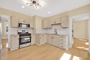 24 Hiawatha St, Springfield, MA 01108 - Photo 2