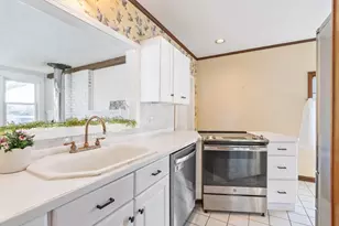 10 Lake View Pl, Lynn, MA 01904 - Photo 8