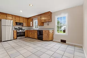 201 Glenfield Rd, North Attleboro, MA 02760 - Photo 2