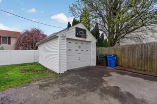 37 Blakely Ct, Fall River, MA 02720 - Photo 4