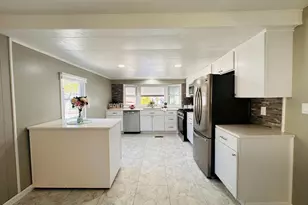11 Lamplighter Ln, Springfield, MA 01119 - Photo 6
