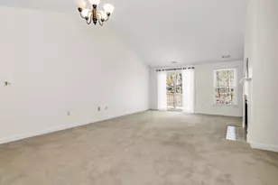 35 Essex Green Ln, Peabody, MA 01960 - Photo 8