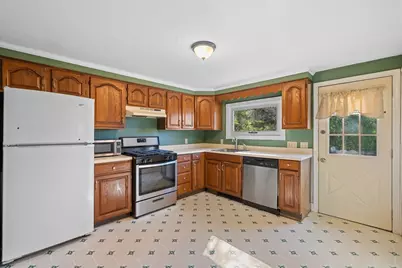 184 Pleasant St, Grafton, MA 01560 - Photo 14