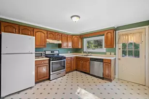 184 Pleasant St, Grafton, MA 01560 - Photo 14