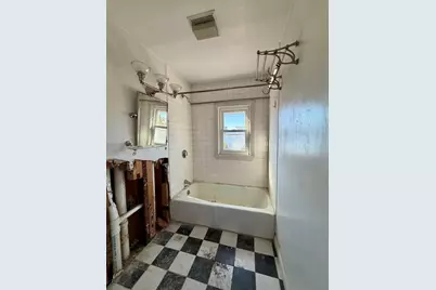 8 Leeds St, Boston, MA 02127 - Photo 16