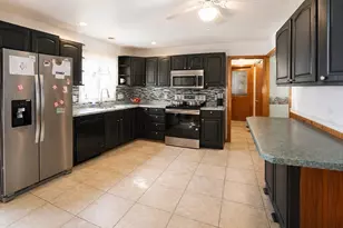 21 Ryan Cir, Springfield, MA 01118 - Photo 2