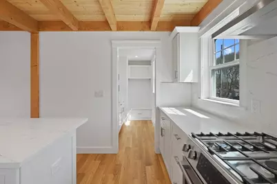 33 Vineyard Ave, Oak Bluffs, MA 02557 - Photo 10