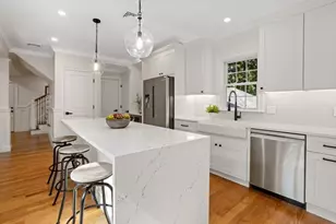 21 Vista St, Melrose, MA 02176 - Photo 2