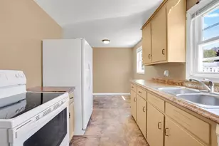 35 Sherwood St, Chicopee, MA 01013 - Photo 10