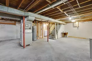 35 Sherwood St, Chicopee, MA 01013 - Photo 32