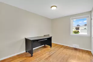 35 Sherwood St, Chicopee, MA 01013 - Photo 18
