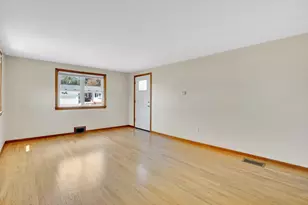 35 Sherwood St, Chicopee, MA 01013 - Photo 16