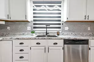 60 Chapin St, Holyoke, MA 01040 - Photo 4