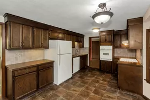 46 Woodcliff Dr, Westfield, MA 01085 - Photo 2