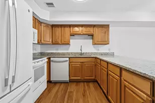 24 Greenleaves Dr, Amherst, MA 01002 - Photo 2