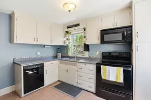 34 Plympton St, New Bedford, MA 02745 - Photo 4