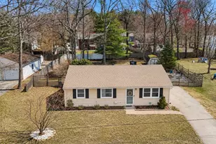 5 Crestwood Ave, Plainville, MA 02762 - Photo 2