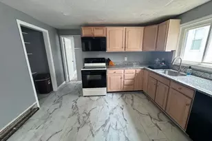 28 Vernon Ct, Fitchburg, MA 01420 - Photo 2