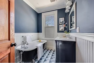 582 E 7th St, Boston, MA 02127 - Photo 18