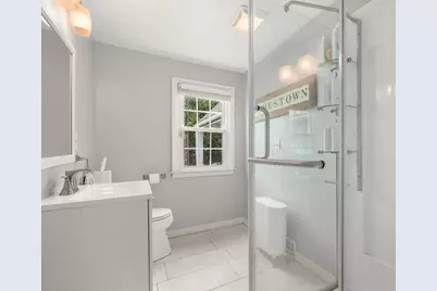 39 Pleasant St, Holyoke, MA 01040 - Photo 16