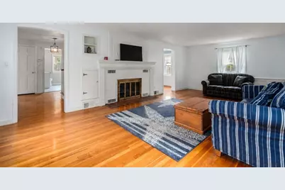 39 Pleasant St, Holyoke, MA 01040 - Photo 12