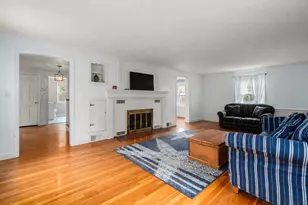 39 Pleasant St, Holyoke, MA 01040 - Photo 12