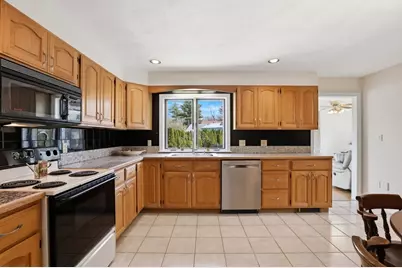 6 Gavin Cir, Stoneham, MA 02180 - Photo 2