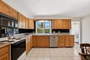 6 Gavin Cir, Stoneham, MA 02180 - Photo 2