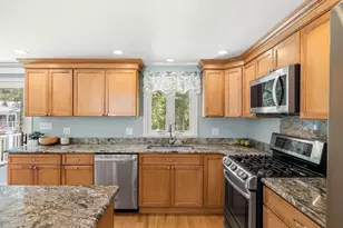 35 Freeport Dr, Burlington, MA 01803 - Photo 8