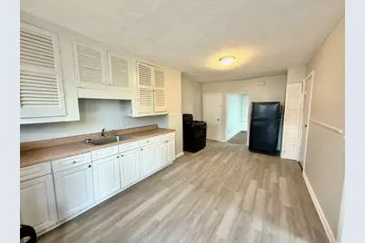 27 Loring St, Springfield, MA 01105 - Photo 2