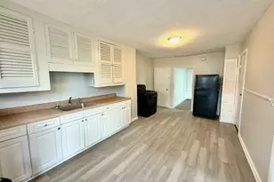 27 Loring St, Springfield, MA 01105 - Photo 2