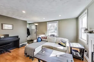 22 Irving St, Reading, MA 01867 - Photo 4