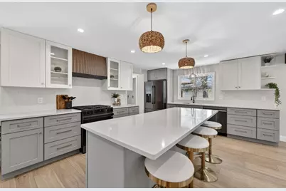 8 Topeka Rd, Chelmsford, MA 01824 - Photo 2